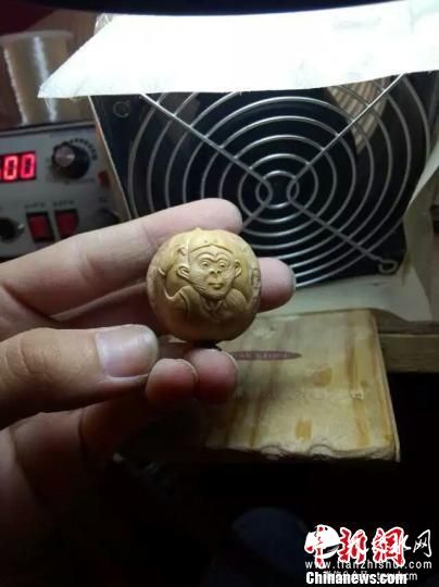 俩河南小伙痴迷核雕 小核桃雕出众“猴”百态