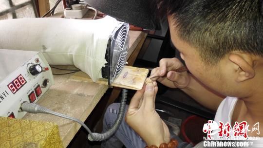 俩河南小伙痴迷核雕 小核桃雕出众“猴”百态