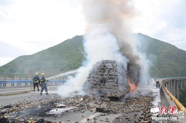 货车高速上起火 30吨梨子变“烤梨”