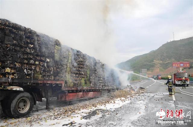 货车高速上起火 30吨梨子变“烤梨”