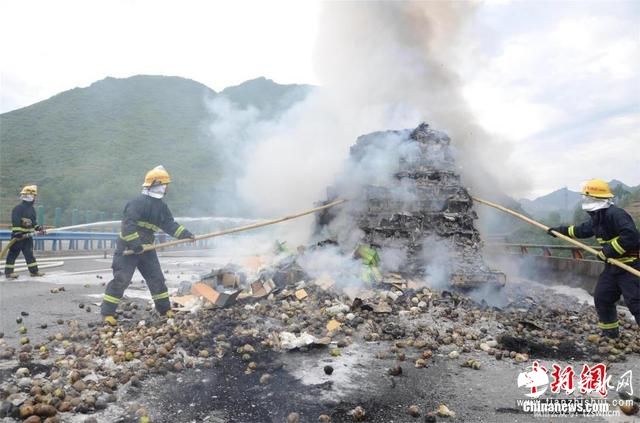 货车高速上起火 30吨梨子变“烤梨”