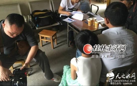 一名女生向记者讲述自己被老师摸的经过。