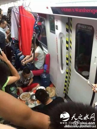 广州地铁晾衣吃饭男子承认炒作：我就是想火