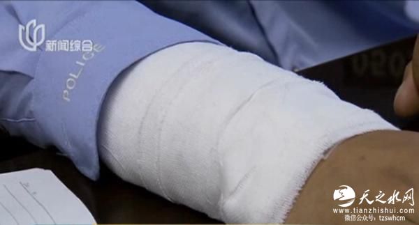 上海男子驾摩托车违章逃逸 民警被拖拽手腕受伤