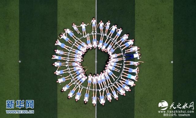 福建一小学六年级学生拍毕业照 童趣横生(图)