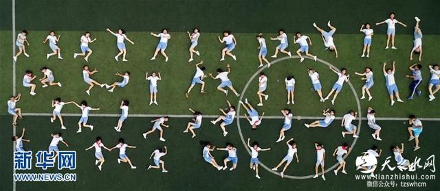 福建一小学六年级学生拍毕业照 童趣横生(图)