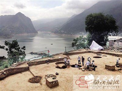 高唐观建筑遗址,工作人员正在清理墓葬。