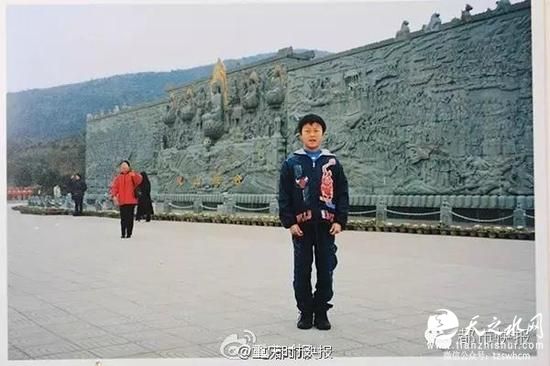 女子发现未婚夫16年前照片里有自己亲妈(图)