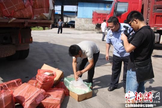 查获涉嫌走私冻品 马琳 摄