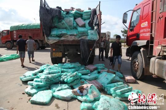 查获涉嫌走私冻品 马琳 摄