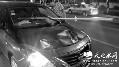 吉林一轿车撞断护栏 一段铁条刺穿驾驶室(图)