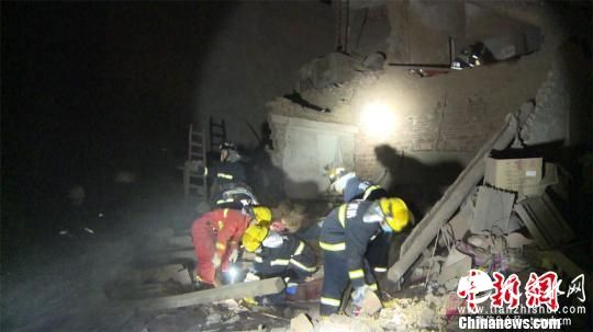 多部门展开现场救援 钟欣 摄