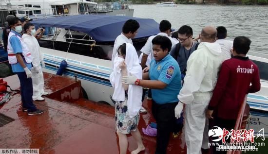 6月8日消息，据外媒报道，泰国警方表示，8日中午左右，两艘共搭载62名游客的快艇在泰国南部海岸相撞，事故造成至少2人死亡，20人受伤。当地警方称，多数游客是中国人，其中包括两名当场死亡的游客。另有20名游客受伤，已被送往当地医院。据悉，撞船事故发生在泰国著名旅游景点普吉岛附近。两艘游艇正在普吉岛和皮皮岛之间为乘客摆渡。目前，警方和救援人员正在援救中。