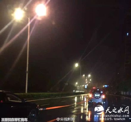 郑州小伙这个举动温暖了雨夜,一大波妹纸求嫁!