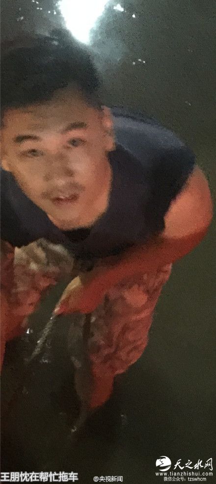 郑州小伙这个举动温暖了雨夜,一大波妹纸求嫁!