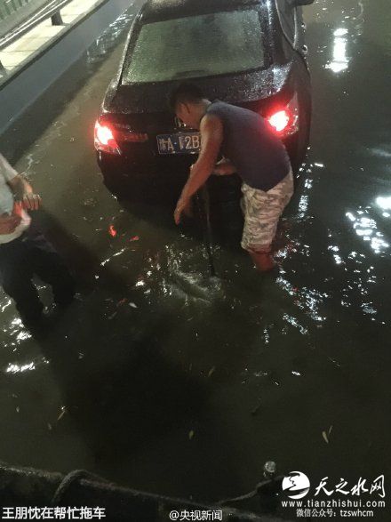 郑州小伙这个举动温暖了雨夜,一大波妹纸求嫁!