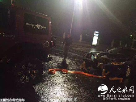 郑州小伙这个举动温暖了雨夜,一大波妹纸求嫁!