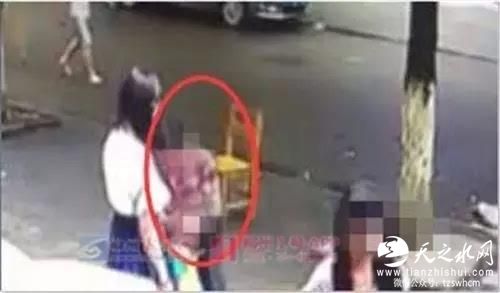 监控拍到林某将血