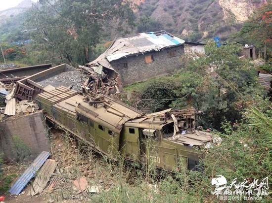 四川攀枝花列车脱轨冲向民房致3人受伤1人失踪