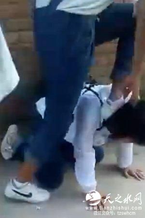 云南玉溪一女生被揪发扇耳光 两名嫌疑人被抓获