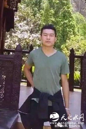 昆明高校男生遭室友刺杀 其父见完遗体神志不清