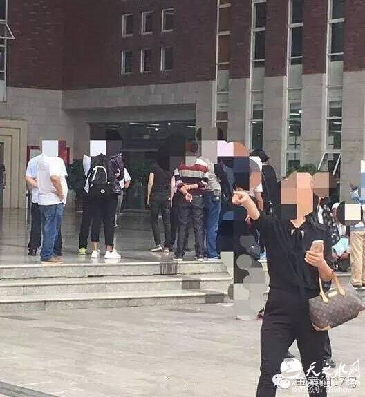 昆明高校男生遭室友刺杀 其父见完遗体神志不清