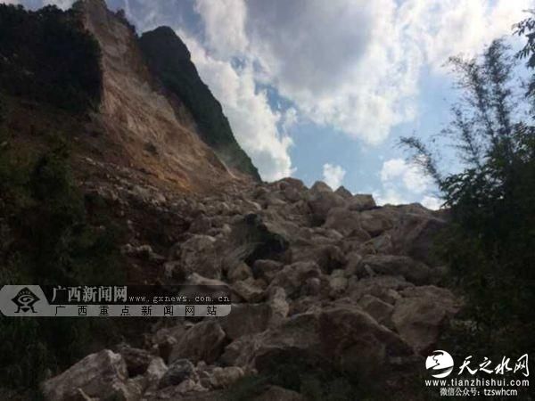 平乐突发山体塌方事故 8名工人被困岩洞1人已死亡
