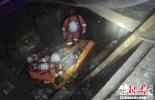 四川自贡环卫工被困3米深垃圾库致1死1中毒