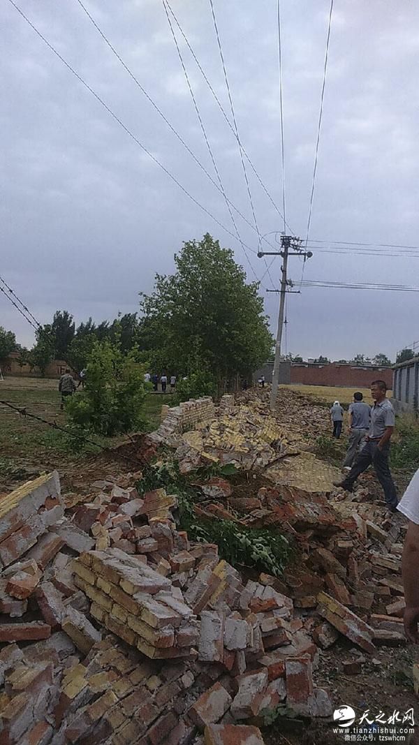 一中学围墙坍塌3名女生被埋死亡 官方：被大风砍倒
