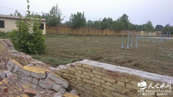 一中学围墙坍塌3名女生被埋死亡 官方：被大风砍倒