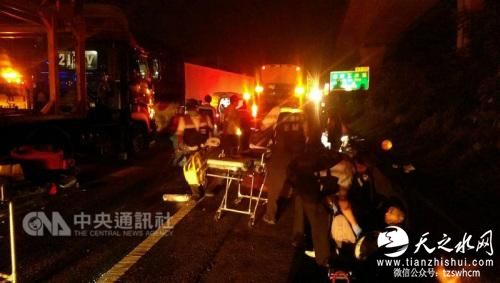 台湾中山高速高路65.9公里处23日凌晨发生大货车、联结车、大客车追撞意外的连环车祸，造成21人送医受伤，意外发生主因仍待进一步调查。（消防局提供）中央社记者邱俊钦桃园传真