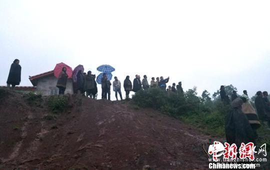 四川美姑县遭遇暴雨袭击 房屋受损5人失踪