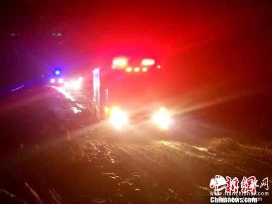 大批救援人员和车辆赶赴现场。 钟欣 摄