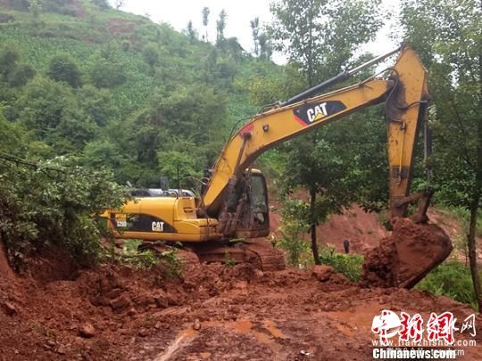 四川美姑县遭遇暴雨袭击 房屋受损5人失踪