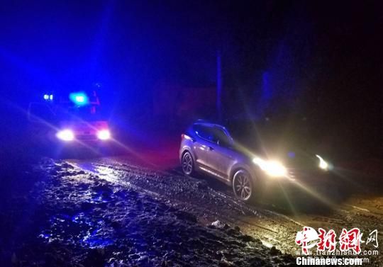 大批救援人员和车辆赶赴现场。钟欣 摄 