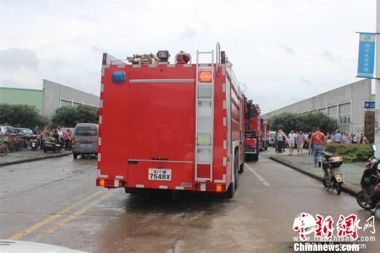 图为：事故现场停有消防车。肖吹摄