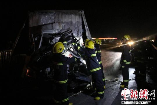 广西一非法运输货车追尾 140余罐液化气散落高速路