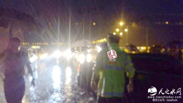 武汉一机场积水深路堵 千余旅客涉水跑步赶飞机