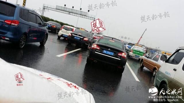 武汉一机场积水深路堵 千余旅客涉水跑步赶飞机