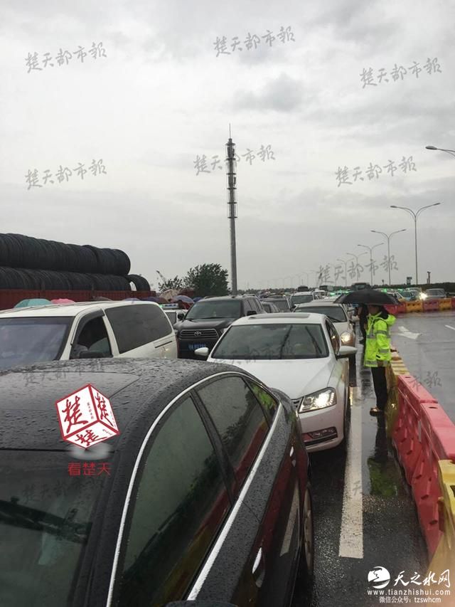 武汉一机场积水深路堵 千余旅客涉水跑步赶飞机