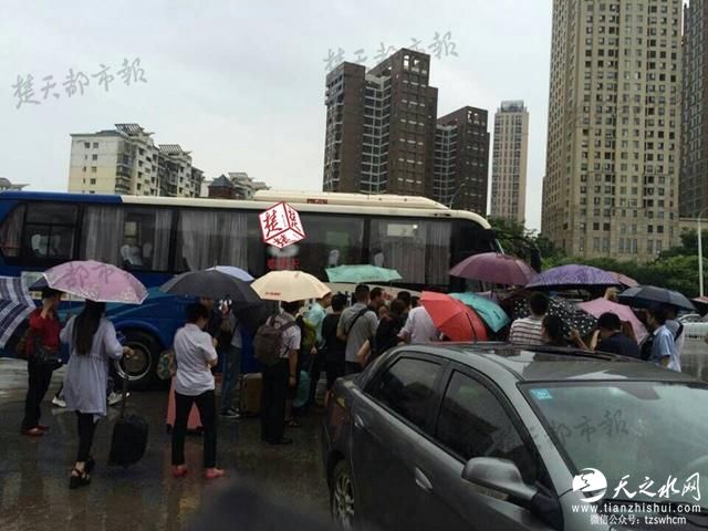 武汉一机场积水深路堵 千余旅客涉水跑步赶飞机