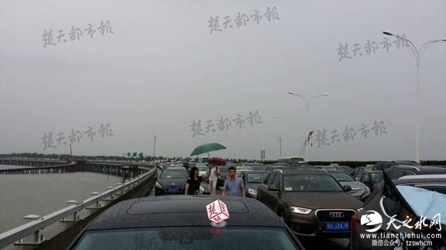 武汉一机场积水深路堵 千余旅客涉水跑步赶飞机