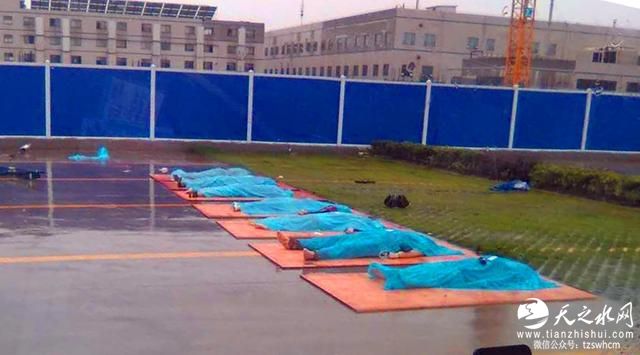 武汉一围墙倒塌行人瞬间被埋 6女2男不幸遇难