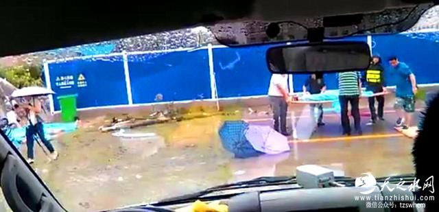 武汉一围墙倒塌行人瞬间被埋 6女2男不幸遇难