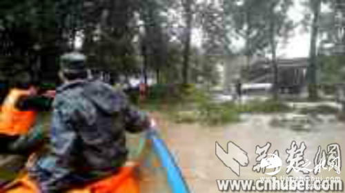 湖北团风举水河水位上涨 冲锋舟转移被困群众