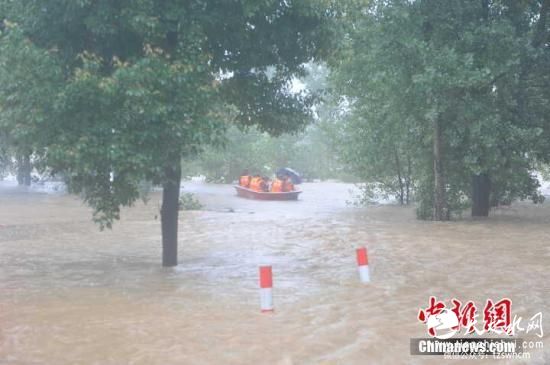 7月1日22时，武汉消防支队接到指令，武汉市新洲区河堤发生溃口，需紧急救援。支队迅速调集21车、4艘冲锋舟、12艘橡皮艇、120余名官兵赶赴救援，支队全勤指挥部遂行出动。目前救援正在有序进行中，现500余名被洪水围困群众已转移至安全地带。 张畅 摄