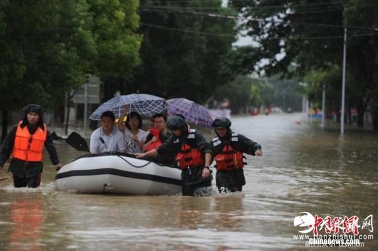 7月2日，安徽巢湖夏阁镇内街道被淹。近日，自入梅以来，安徽遭遇连续强降雨，包括六安、安庆和巢湖等地，遭遇历史最强暴雨袭击，巢湖部分地区24小时降雨量超过300毫升，城市道路成为泽湖，许多乡镇和村落被大水围困。 中新社记者 张娅子 摄