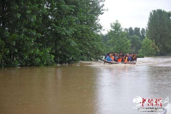 武汉新洲举水河民堤溃口 受困群众紧急转移