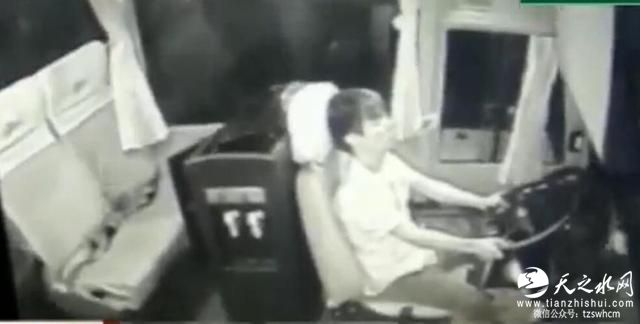 海南一男子酒后偷开大巴发生事故 警方：已立案