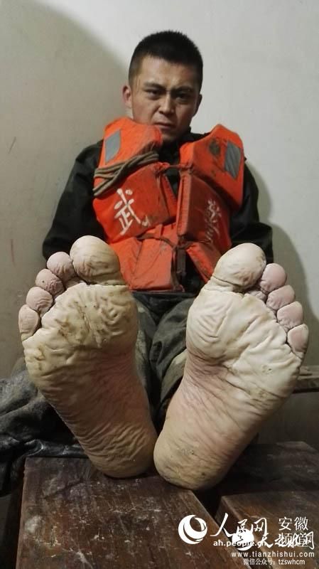一位武警战士双脚泡肿的照片刷爆朋友圈。